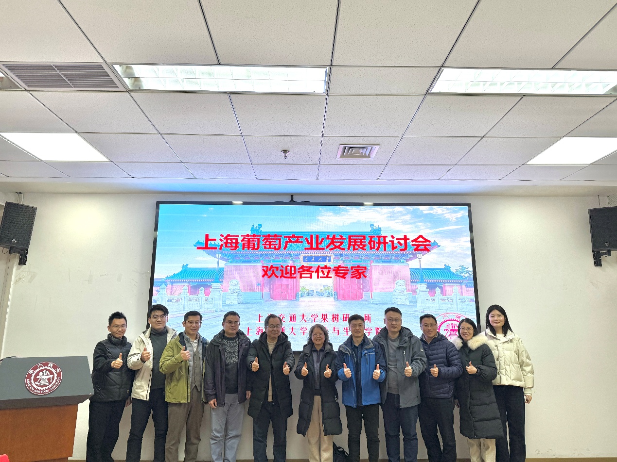 一群人站在壁报板前

AI 生成的内容可能不正确。